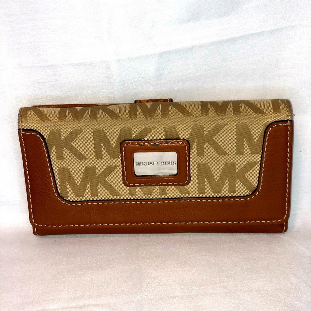 Women Micheal Kors wallet